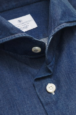 Close-up front view of the Giampaolo Chambray shirt shark collar dark blue showing fine chambray texture, white buttons, and collar details.

<p>Masterful craftsmanship by hand: GIAMPAOLO makes this chambray shirt from high-quality cotton – for an especia