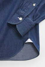 Close-up from above of the cuff and hem of the Giampaolo Chambray shirt shark collar dark blue, made of soft pure cotton.

Description: <p>Masterful craftsmanship by hand: GIAMPAOLO makes this chambray shirt from high-quality cotton – for an especially so