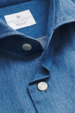 Nahaufnahme des Giampaolo Chambray-Hemd Haifisch-Kragen blau aus reiner Baumwolle, slim fit, mit Haifischkragen, französischer Knopfleiste und klassischer Sportmanschette, fotografiert von oben.