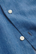 Nahaufnahme des Giampaolo Chambray-Hemd Haifisch-Kragen blau aus reiner Baumwolle mit französischer Knopfleiste, Softgriff und Slim Fit, fotografiert von oben.