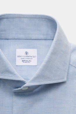 Close-up front view of the Giampaolo Flanellhemd Haifisch-Kragen rauchblau meliert, a slim fit flannel shirt with shark collar and soft cotton twill fabric.

Description: Alltagstauglicher Klassiker: Das edle Flanellhemd des italienischen Labels GIAMPAO