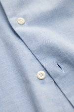 Close-up front view of Giampaolo Flanellhemd Haifisch-Kragen rauchblau meliert showing soft twill cotton fabric, button, and buttonhole.

<p>Alltagstauglicher Klassiker: Das edle Flanellhemd des italienischen Labels GIAMPAOLO aus reiner Baumwolle wird m