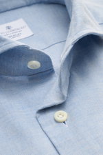 Giampaolo Flanellhemd Haifisch-Kragen rauchblau meliert, close-up from front showing soft twill cotton fabric, shark collar, and buttons. Alltagstauglicher Klassiker: Das edle Flanellhemd des italienischen Labels GIAMPAOLO aus reiner Baumwolle wird mit se