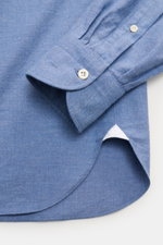 Close-up top-down view of Giampaolo Flanellhemd Haifisch-Kragen graublau meliert sleeve cuff and rounded hem, cotton twill fabric.

<p>Alltagstauglicher Klassiker: Das edle Flanellhemd des italienischen Labels GIAMPAOLO aus reiner Baumwolle wird mit sei