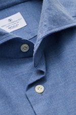 Close-up front view of the Giampaolo Flanellhemd Haifisch-Kragen graublau meliert showing soft twill cotton fabric, shark collar, and buttons.

Description: <p>Alltagstauglicher Klassiker: Das edle Flanellhemd des italienischen Labels GIAMPAOLO aus rein