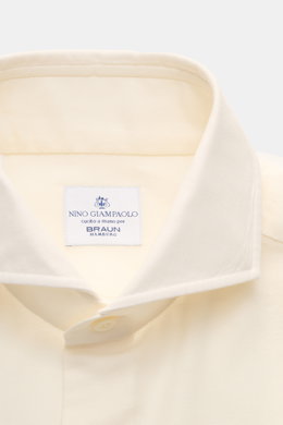 Close-up front view of the Giampaolo Casual Hemd Haifisch-Kragen pastellgelb collar, made of fine cotton twill with cashmere, slim fit, soft touch, French placket, classic sport cuffs, back waist darts, and rounded hem. Edler Zwirn vom Hemden-Experten GIA