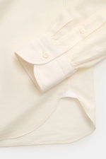 Close-up front view of the cuff and part of the sleeve of the Giampaolo Casual Hemd Haifisch-Kragen pastellgelb, made of fine cotton-cashmere twill with a soft touch, slim fit, shark collar, French placket, classic sport cuff, back waist darts, and rounde