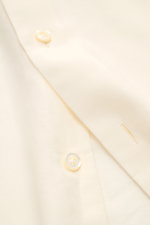 Close-up front view of Giampaolo Casual Hemd Haifisch-Kragen pastellgelb showing fine twill cotton with cashmere, soft texture, buttons, and stitching details, highlighting its slim fit, shark collar, French placket, classic sport cuffs, back waist darts,
