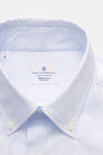 Close-up front view of Giampaolo Oxford shirt button-down collar light blue/white striped, showing buttoned collar and label.

Description: <p>Classic from the Italian shirt expert GIAMPAOLO: This handmade shirt made of fine Oxford with a button-down coll
