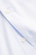 Close-up front view of Giampaolo Oxford shirt button-down collar light blue/white striped showing fine cotton texture and buttons.

<p>Classic from the Italian shirt expert GIAMPAOLO: This handmade shirt made of fine Oxford with a button-down collar is a 