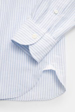 Close-up front-side view of Giampaolo Oxford shirt button-down collar light blue/white striped cuff and rounded hemline, slim fit.

<p>Classic from the Italian shirt expert GIAMPAOLO: This handmade shirt made of fine Oxford with a button-down collar is a 