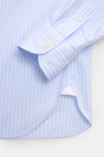 Nahaufnahme des Ärmel- und Saumbereichs des hellblau/weiß gestreiften Giampaolo Oxford-Hemd Button-Down-Kragen aus reiner Baumwolle.