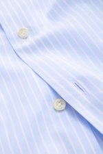 Nahaufnahme des Giampaolo Oxford-Hemd Button-Down-Kragen hellblau/weiß gestreift mit feinem Oxford-Gewebe, Knöpfen und leichter Struktur, aus schräger Perspektive fotografiert.