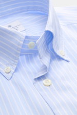 Nahaufnahme von Giampaolo Oxford-Hemd Button-Down-Kragen hellblau/weiß gestreift, leicht strukturierter Baumwolle, Button-Down-Kragen, Knopfleiste frontal.