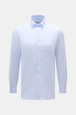 Front view of Giampaolo Oxford-Hemd Button-Down-Kragen hellblau, a slim fit light blue Oxford shirt with button-down collar, French placket, classic sport cuffs, back waist darts, and rounded hem. Klassiker vom italienischen Hemdenexperten GIAMPAOLO: Dies