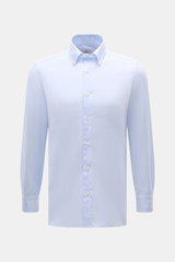 Front view of Giampaolo Oxford-Hemd Button-Down-Kragen hellblau, a slim fit light blue Oxford shirt with button-down collar, French placket, classic sport cuffs, back waist darts, and rounded hem. Klassiker vom italienischen Hemdenexperten GIAMPAOLO: Dies