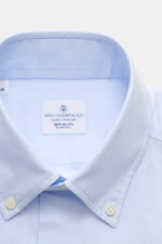 Close-up frontal view of the light blue Giampaolo Oxford-Hemd Button-Down-Kragen showing the fine Oxford cotton fabric, button-down collar, and label, a classic slim fit office shirt with French placket, sport cuffs, back waist darts, and rounded hem.