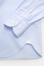 Close-up view of the Giampaolo Oxford-Hemd Button-Down-Kragen hellblau showing the light blue Oxford cotton fabric, buttoned cuff, and rounded hem. Klassiker vom italienischen Hemdenexperten GIAMPAOLO: Dieses Hemd aus feinem Oxford mit Button-Down-Kragen 