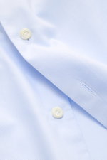 Close-up front view of Giampaolo Oxford-Hemd Button-Down-Kragen hellblau, showing fine light blue Oxford cotton fabric with buttons, featuring a button-down collar, French placket, classic sport cuffs, slim fit, back waist darts, and rounded hem.

<p>Kl