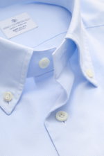 Giampaolo Oxford-Hemd Button-Down-Kragen hellblau shown in close-up from above, highlighting fine Oxford cotton fabric and button details.