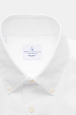 Close-up front view of Giampaolo Oxford-Hemd Button-Down-Kragen weiß, classic white Oxford shirt with button-down collar, slim fit, French placket, and sport cuffs made of pure cotton by Italian shirt expert Giampaolo.