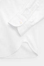 Close-up top-down view of the sleeve and cuff of the Giampaolo Oxford-Hemd Button-Down-Kragen weiß, a classic white Oxford shirt made from pure cotton with a lightly textured feel, slim fit, button-down collar, French placket, classic sport cuff, back wai