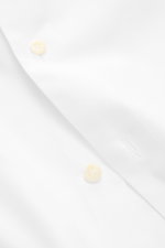 Giampaolo Oxford-Hemd Button-Down-Kragen weiß, close-up from above showing fine cotton Oxford fabric with button and French placket, slim fit, classic cuff.