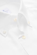 Close-up front view of the Giampaolo Oxford-Hemd Button-Down-Kragen weiß showing its fine Oxford cotton fabric, button-down collar, French placket, classic sport cuffs, and slightly textured slim fit design with rear waist darts and rounded hem, a versati