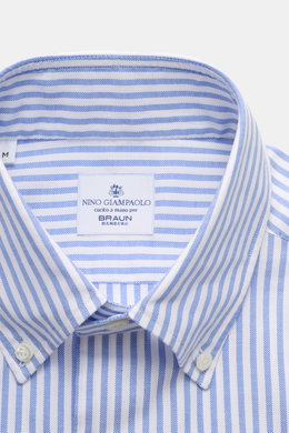Nahaufnahme des Giampaolo Oxford-Hemd Button-Down-Kragen blau/weiß gestreift, Frontansicht, reine Baumwolle, Slim Fit, klassische Sportmanschette.
