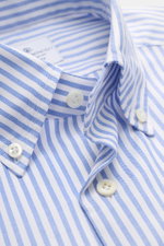 Giampaolo Oxford-Hemd Button-Down-Kragen blau/weiß gestreift, Detailaufnahme von oben, reine Baumwolle, Slim Fit, klassische Knopfleiste.