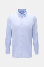 Front view of Giampaolo Oxford-Hemd Button-Down-Kragen hellblau/weiß gestreift, a slim fit, finely woven cotton Oxford shirt with button-down collar, French placket, classic sport cuffs, back waist darts, and rounded hem line.

<p>Ein echter Allrounder 