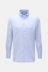 Front view of Giampaolo Oxford-Hemd Button-Down-Kragen hellblau/weiß gestreift, a slim fit, finely woven cotton Oxford shirt with button-down collar, French placket, classic sport cuffs, back waist darts, and rounded hem line.

<p>Ein echter Allrounder 