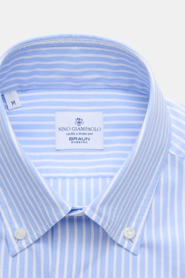 Close-up front view of Giampaolo Oxford-Hemd Button-Down-Kragen hellblau/weiß gestreift with fine woven cotton Oxford fabric and button-down collar.

<p>Ein echter Allrounder vom Hemdenexperten GIAMPAOLO: Mit diesem Hemd in fein gewebtem Oxford mit Butt