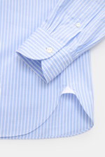 Giampaolo Oxford-Hemd Button-Down-Kragen hellblau/weiß gestreift shown from above, featuring buttoned cuff, rounded hem, slim fit, and fine cotton Oxford fabric. <p>Ein echter Allrounder vom Hemdenexperten GIAMPAOLO: Mit diesem Hemd in fein gewebtem Oxfor