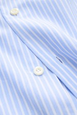 Close-up front-angle view of the Giampaolo Oxford-Hemd Button-Down-Kragen hellblau/weiß gestreift, showing fine woven blue and white stripes, button, and textured cotton fabric. <p>Ein echter Allrounder vom Hemdenexperten GIAMPAOLO: Mit diesem Hemd in fei