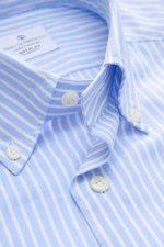 Close-up of the Giampaolo Oxford-Hemd Button-Down-Kragen hellblau/weiß gestreift, showing the button-down collar and white buttons from a top front angle. <p>Ein echter Allrounder vom Hemdenexperten GIAMPAOLO: Mit diesem Hemd in fein gewebtem Oxford mit B