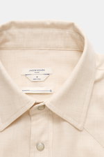 Jacob Cohen Casual Hemd schmaler Kragen sand meliert aus Baumwolle und Cashmere, weicher Griff, Slim Fit, schmaler Kragen, Druckknopfleiste, Western-Stil Passe, Brusttaschen, Stitching, Doppelknopf-Sportmanschette, gerundeter Saum, Nahaufnahme von oben.