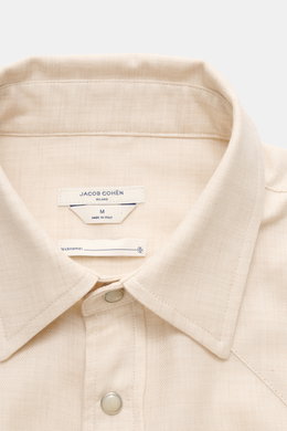 Jacob Cohen Casual Hemd schmaler Kragen sand meliert aus Baumwolle und Cashmere, weicher Griff, Slim Fit, schmaler Kragen, Druckknopfleiste, Western-Stil Passe, Brusttaschen, Stitching, Doppelknopf-Sportmanschette, gerundeter Saum, Nahaufnahme von oben.