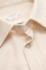 Jacob Cohen Casual Hemd schmaler Kragen sand meliert, Nahaufnahme von schräger Perspektive, Mix aus Baumwolle und Cashmere, weicher Griff, Slim Fit, schmaler Kragen, aufgesetzte Druckknopfleiste, Western-Stil Schulter- und Rückenpasse, Brusttaschen mit Dr