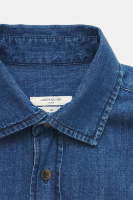 Jacob Cohen Jeanshemd schmaler Kragen blau, Detailfoto von oben, Denim aus reiner Baumwolle, weicher Griff, Slim Fit, Kent-Kragen, Knopfleiste, dezentes Logo, Sportmanschette, gerundeter Saum.