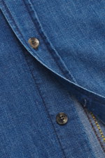 Jacob Cohen Jeanshemd schmaler Kragen blau, Detailaufnahme der Knopfleiste aus weichem Denim, reine Baumwolle, Slim Fit, Sportmanschette, gerundeter Saum.