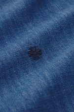 Jacob Cohen Jeanshemd schmaler Kragen blau, Nahaufnahme des weichen Denim-Stoffs mit dezentem Logo-Stitching, reine Baumwolle.