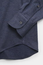 Close-up view of the cuff and hem of the Fray Jersey shirt button-down collar 'Boston' grey blue melange, made from a blend of cotton and cashmere with a soft touch, slim fit, button-down collar, classic sport cuff, back waist darts, and extended back.