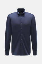 Frontal fotografiertes Fray Jersey-Hemd Button-Down-Kragen 'Boston' navy meliert, Slim Fit, Mix aus Baumwolle und Cashmere, weicher Griff, klassische Sportmanschette, rückwärtige Taillenabnäher, verlängerte Rückseite.