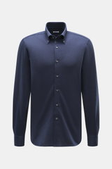 Frontal fotografiertes Fray Jersey-Hemd Button-Down-Kragen 'Boston' navy meliert, Slim Fit, Mix aus Baumwolle und Cashmere, weicher Griff, klassische Sportmanschette, rückwärtige Taillenabnäher, verlängerte Rückseite.