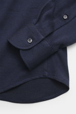 Fray Jersey Shirt Button-Down Collar "Boston" navy shown close-up from above, highlighting soft cotton-cashmere mix, slim fit, button-down collar, classic sport cuff, back waist darts, and extended back hem.