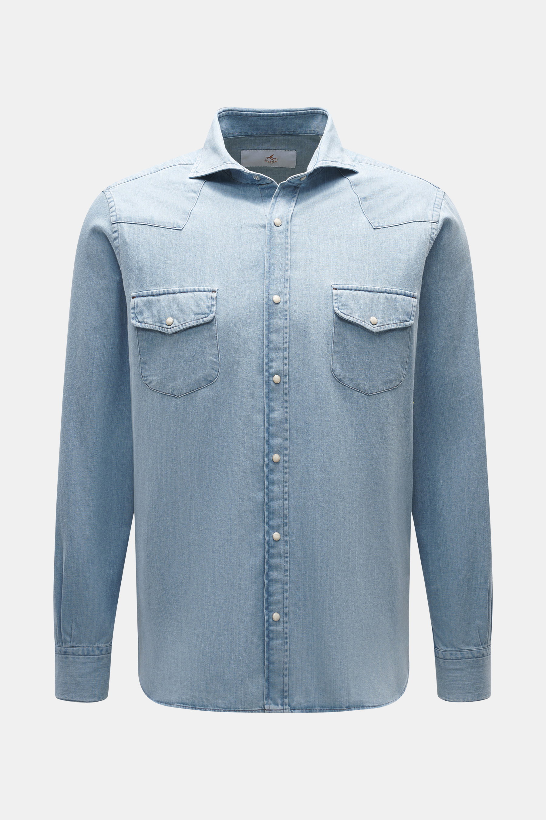 Ace Denim Jeanshemd rauchblau aus reiner Baumwolle, weicher Griff, Slim Fit, schmaler Kragen, Druckknopfleiste, Brusttaschen, Western-Schulterpasse, Sportmanschette, gerundeter Saum, frontal fotografiert.
