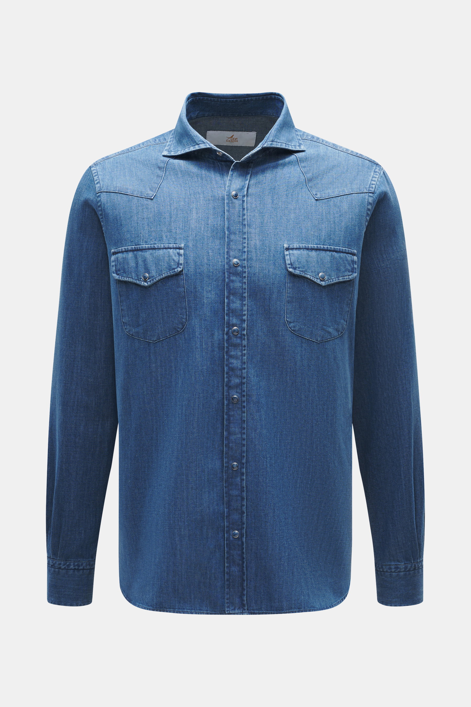 Ace Denim Jeanshemd blau, frontal fotografiert, reine Baumwolle, weicher Griff, Slim Fit, schmaler Kragen, Druckknopfleiste, Brusttaschen, Western-Schulterpasse, Sportmanschette, gerundeter Saum.