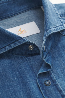 Nahaufnahme des Ace Denim Jeanshemds blau, von oben fotografiert, mit schmalem Kragen, Druckknopfleiste, Sportmanschette, Brusttaschen, Western-Schulterpasse, gerundetem Saum, Slim Fit, weichem Griff und reiner Baumwolle.