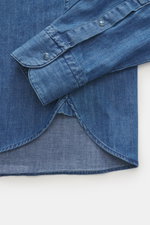 Ace Denim Jeanshemd blau, Nahaufnahme von Manschette und Saum, reine Baumwolle, weicher Griff, Slim Fit, schmaler Kragen, Druckknopfleiste, Brusttaschen, Western-Schulterpasse, Sportmanschette, gerundeter Saum.